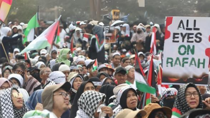 Many gather to express disapproval of Israel’s shelling of Gaza outside the US Embassy in Jakarta